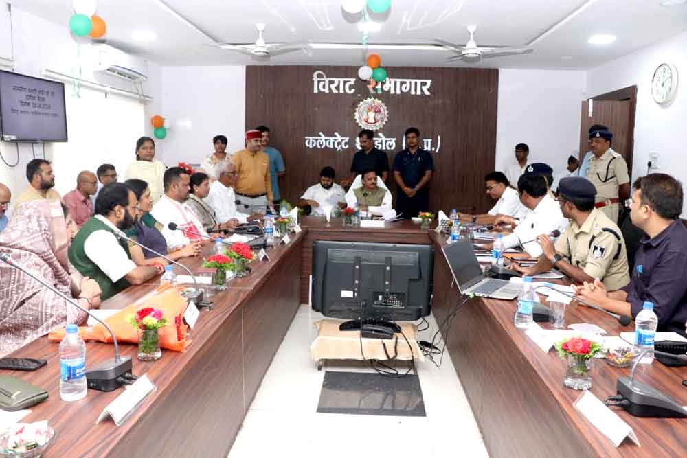 मेडिकल कॉलेज और जिला चिकित्सालय में मरीजों को बेहतर स्वास्थ्य सुविधाएं मुहैया कराएं: उप मुख्यमंत्री शुक्ल