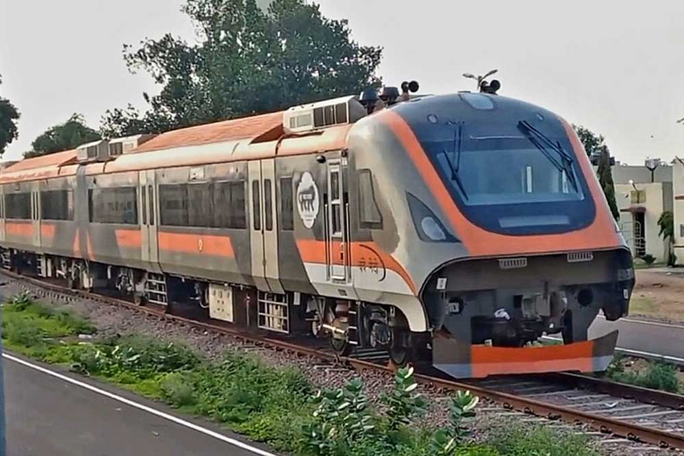 वडोदरा से अहमदाबाद के बीच दौड़ेगी देश की पहली वंदेभारत मेट्रो, साबरमती पहुंची पहली ट्रेन