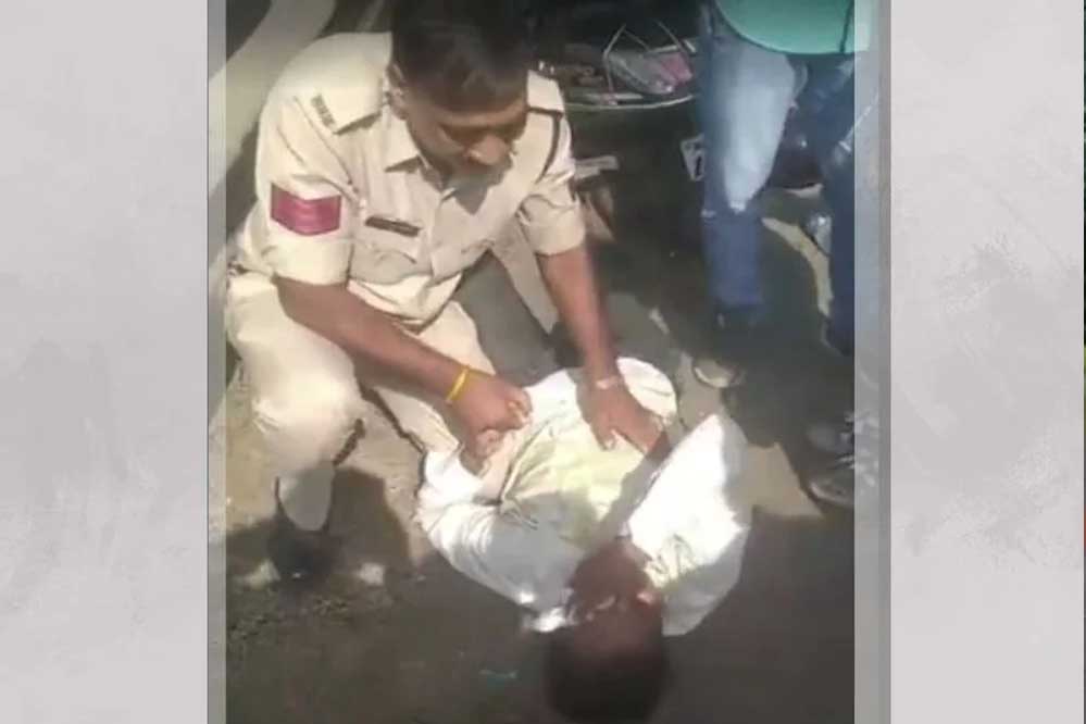 इंदौर में शख्स को चलती गाडी पर आया अटैक हेड कॉन्स्टेबल ने सीपीआर देकर जान बचाई