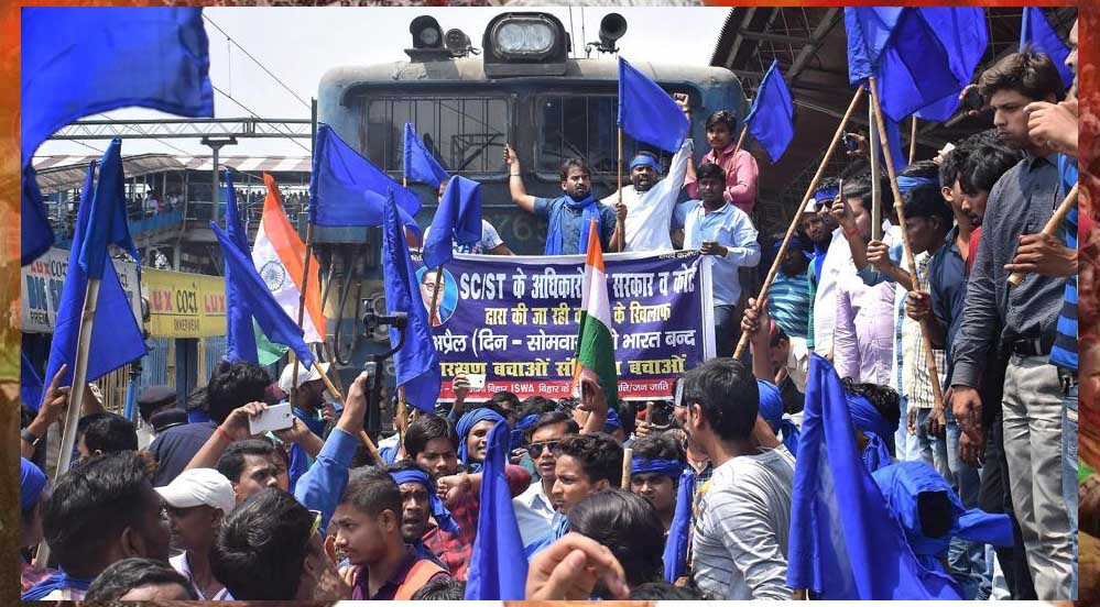 भारत बंद के दौरान छतरपुर में भीम आर्मी ने मचाया उत्पात, दुकानों में की जमकर तोड़फोड़, पुलिस ने चटकाई लाठियां