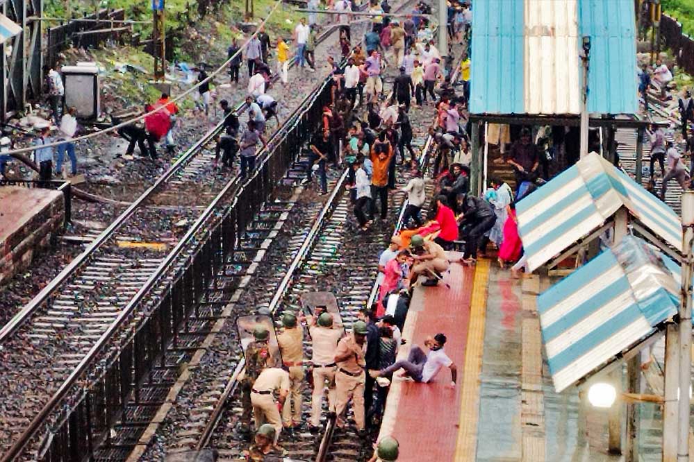 अकोला में बवाल के बीच शिक्षक ने की शर्मनाक हरकत, जिसे सुन आपका सर शर्म से झुक जाए