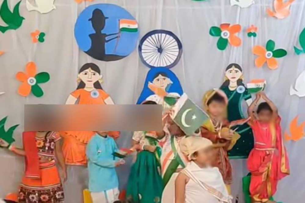 रतलाम के स्कूल में कार्क्रम के दौरान पाकिस्तान का झंडा लहराने का वीडियो सामने आया