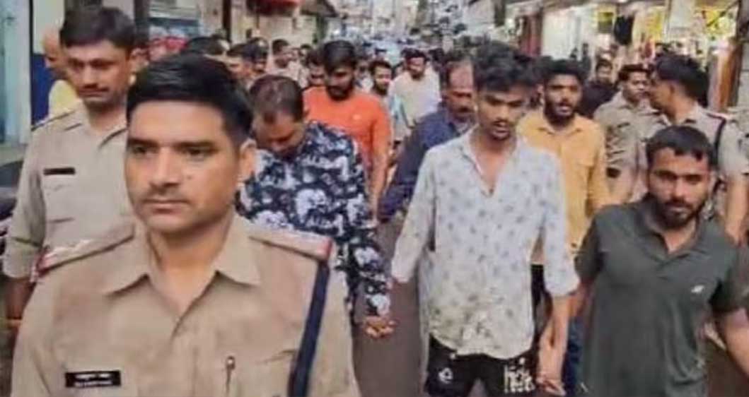 पुलिस हमारा बाप है, छतरपुर में थाने पर पथराव करने वालों की निकाली गई परेड
