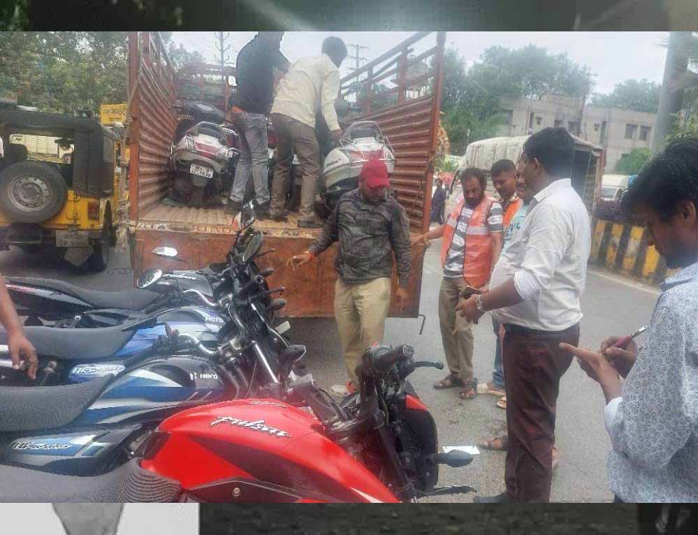 इंदौर फुटपाथ और सड़क पर खड़े आटो डीलर के 58 वाहन जब्त, दस दुकानें सील