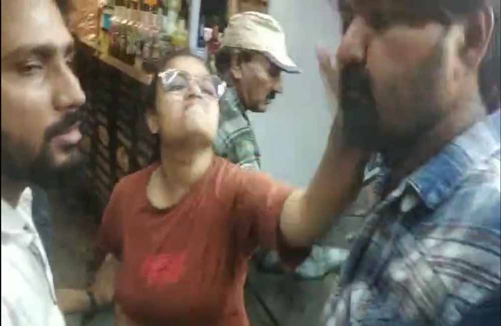 इंदौर में अतिक्रमण हटाने गए कर्मचारी को युवती ने मार दिया चांटा, FIR हुई दर्ज