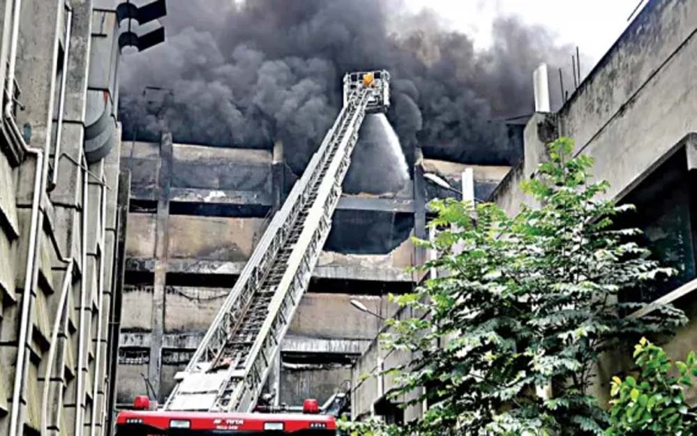 बांग्लादेश में पूर्व मंत्री की टायर फैक्टरी में लगाई गई आग 32 घंटे बाद बुझी,174 लोग लापता, अब इमारत गिरने का खतरा