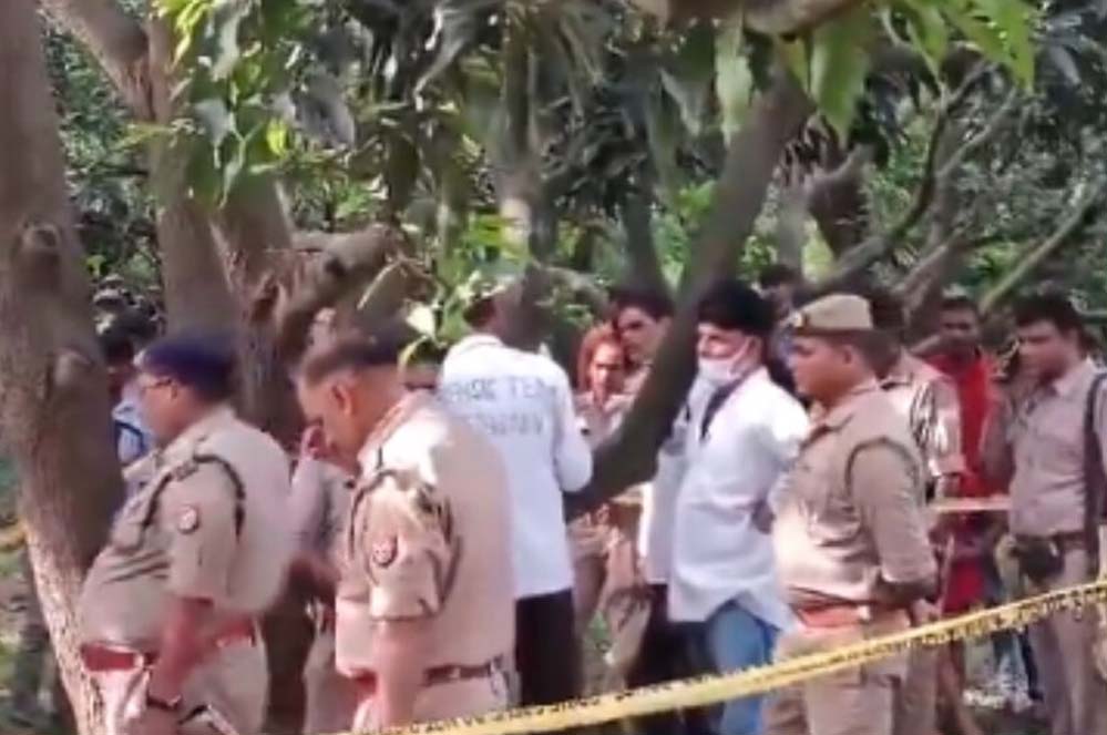 फर्रूखाबाद में कार्यक्रम देखने निकली दो सहेलियों ने दी जान, पेड़ पर लटकती मिली लाश