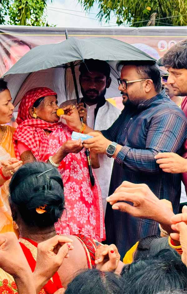 पूर्व मुख्यमंत्री बघेल के जन्मदिन दिवस पर सुशील ने मजदूरों को खिलाया लड्डू