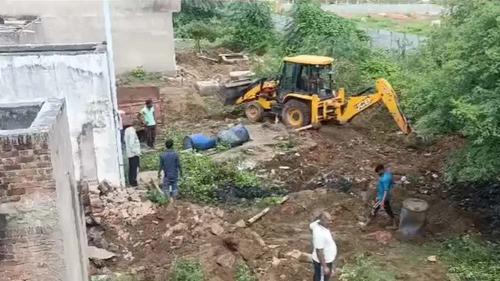 खुदाई की तो मिला जहरीली शराब का बड़ा भंडार, देखकर चौंक गई पुलिस, 35 ड्रम और एक कंटेनर जब्त