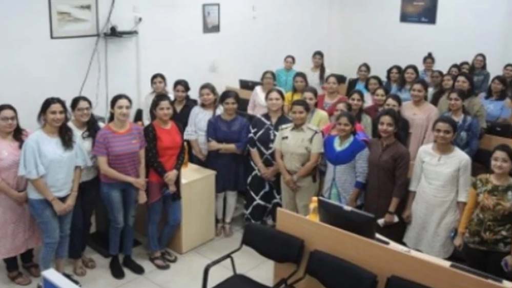 इंदौर की पुलिस अध‍िकारी अनिला पाराशर दे रही बच्चियों और महिलाओं को आत्मरक्षा का प्रशिक्षण