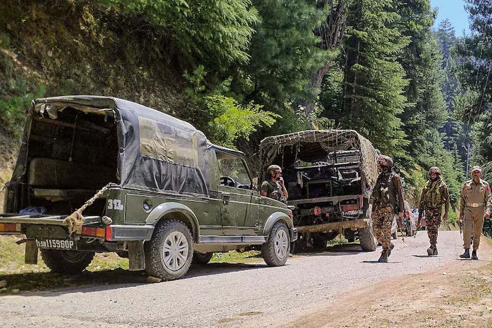J&K में तीन जगहों पर चल रहे हैं एनकाउंटर, अब तक तीन आतंकी ढेर