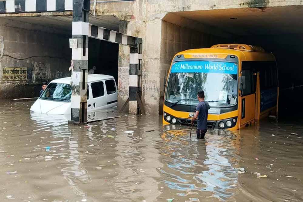 राजधानी दिल्ली-NCR में भारी बारिश से सड़कें-अंडरपास सब जलमग्न, कई जगह जाम, ट्रैफिक एडवाइजरी जारी