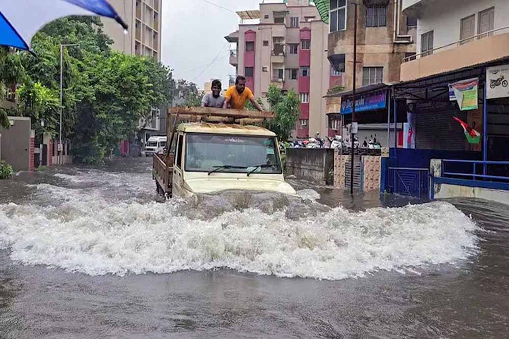 गुजरात में मूसलाधार बारिश के बीच 28 और लोगों की मौत, कुल संख्या 35 पहुंची, IMD ने जारी किया ‘रेड अलर्ट’