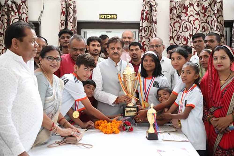 वाल-वाल खेल स्पर्धा में अन्तर्राष्ट्रीय स्तर पर ट्राफी जीतने वाले खिलाड़ियों ने उप मुख्यमंत्री शुक्ल से की भेंट