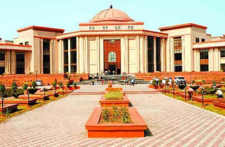 RPF के दो जवानों ने ट्रेन के वैगन से आयरन प्लेट्स चुराकर, कबाड़ी को फंसा