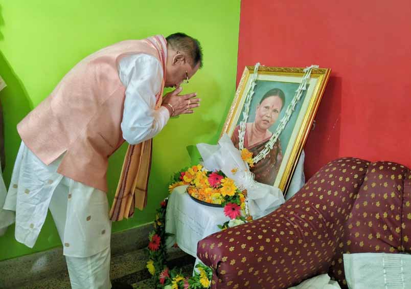 मुख्यमंत्री विष्णु देव साय ने स्वर्गीय श्रीमती झिंगिया उरांव को श्रद्धांजलि अर्पित की