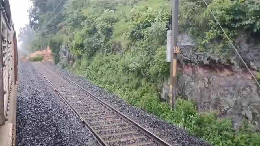 उमरिया में रेलवे ट्रैक पर गिरा पहाड़ी का हिस्सा, बिलासपुर जाने वाली कई ट्रेनें रोकी