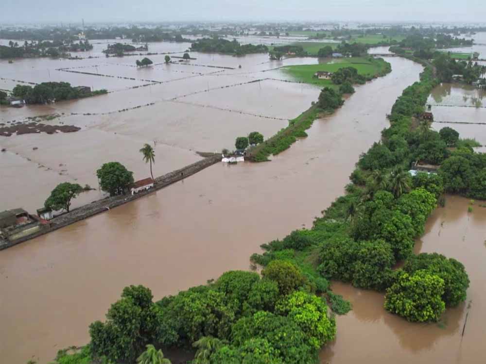 भारत मौसम विज्ञान विभाग ने कहा अभी भी गुजरात के ऊपर गहरा दबाव बना हुआ है, आसमानी आफत का कहर, 7 की मौत
