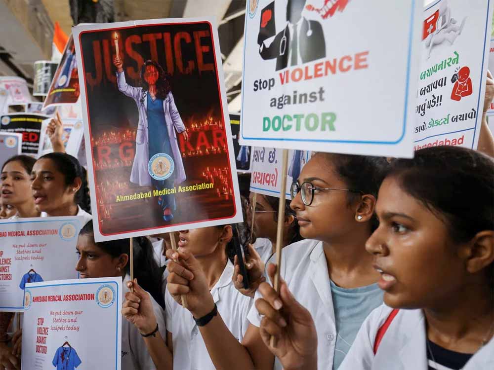 कोलकाता में रेप और हत्या मामले में ममता सरकार ने एक चौंकाने वाला फैसला लिया, 42 प्रोफेसर-डॉक्टर्स पर ऐक्शन