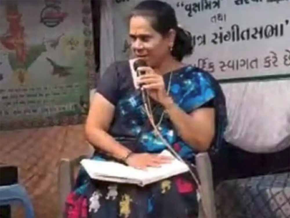 गुजरात के भुज में एक दर्दनाक घटना, देशभक्ति गीत गा रही महिला अचानक गिर पड़ी, अस्पताल पहुंचने से पहले मौत