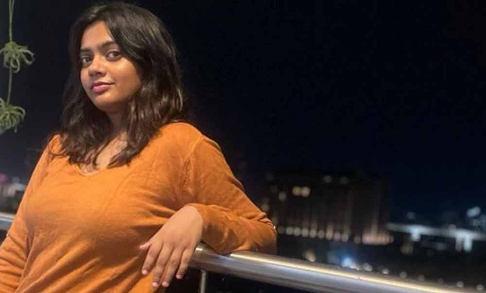 परासिया रोड स्थित त्रिमूर्ति अपार्टमेंट में चौथी मंजिल से गिरकर एक युवती की मौत