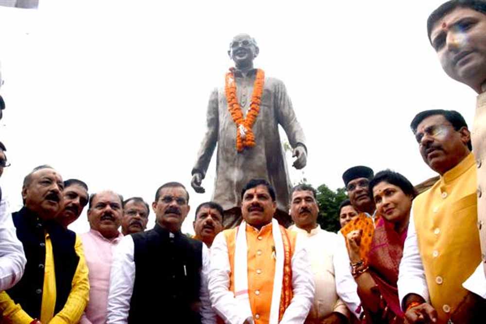 राज्यमंत्री श्रीमती गौर ने स्व. ठाकरे जी की जयंती पर पुष्पांजलि अर्पित की