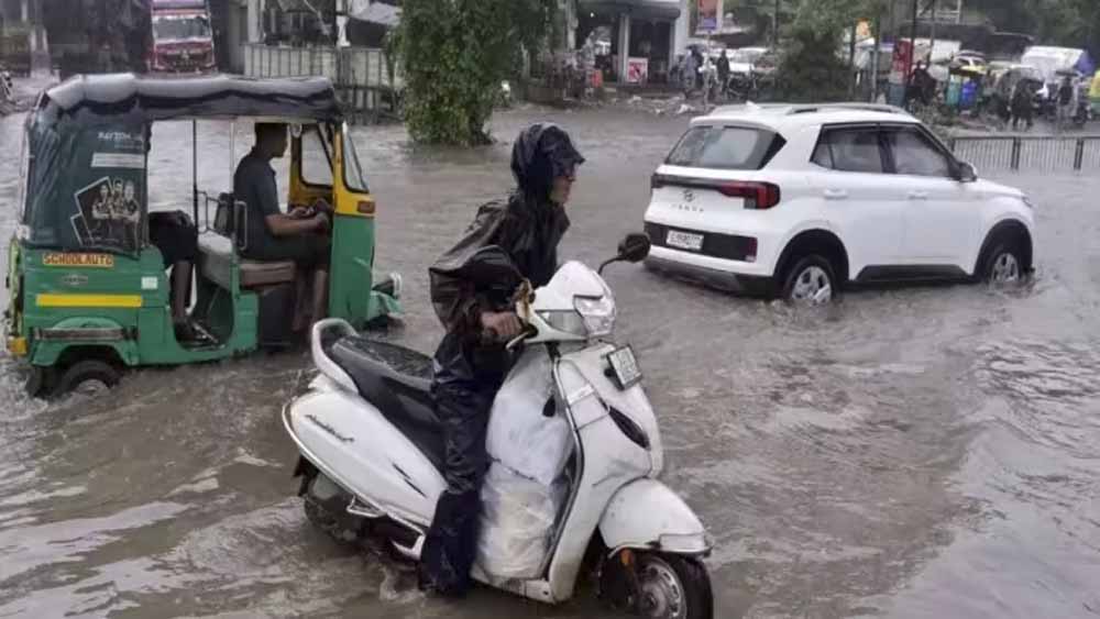 गुजरात में बारिश से बुरा हाल, राज्य में भारी बारिश को लेकर IMD का रेड अलर्ट जारी किया, सभी प्राइमरी स्कूल बंद