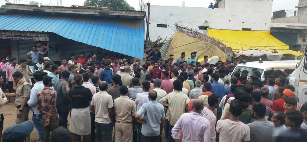 बड़वारा थाना क्षेत्र के मिशन चौक में अनियंत्रित होकर दुकान पर चढ़ा हाइवा वाहन, युवक की मौत, गुस्साए ग्रामीणों ने लगाया जाम