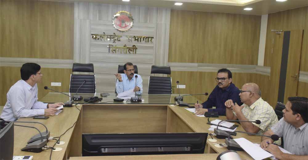 जिले में प्रस्तावित नवीन परियोजनाओं के कार्यों में प्रगति लाए : कलेक्टर