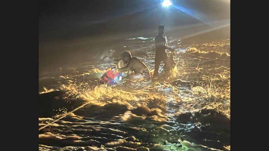 एसडीआरएफ की टीम ने रेस्क्यू कर नदी के तेज बहाव के बीच फंसे युवक को निकाला