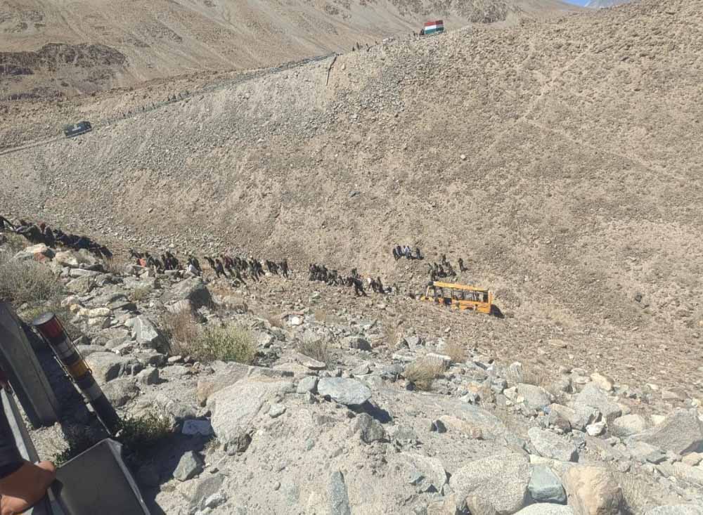 बस के खाई में गिरने से छह लोगों की मौत,घायलों का इलाज जारी, सुरक्षा बलों ने तुरंत राहत और बचाव कार्य शुरू किया
