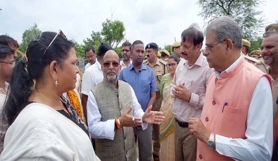 भेड़िये के आतंक : मंत्री डॉ. अरुण सक्सेना पहुंचे बहराइच, गांवों का किया भ्रमण