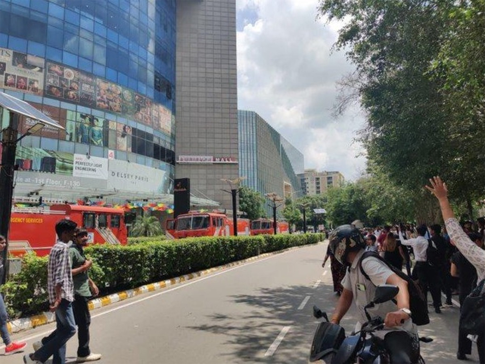 दिल्ली-एनसीआर के दो बड़े मॉल्स को भी बम से उड़ाने की धमकी दिए जाने का मामला सामने आया
