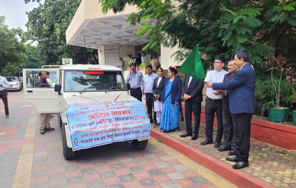 प्रधान जिला एवं सत्र न्यायाधीश ने प्रचार रथ को हरी झण्डी दिखाकर किया रवाना