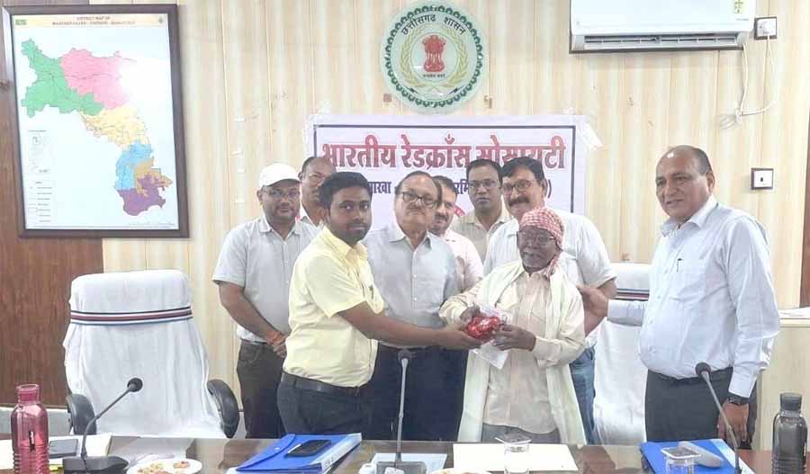 रेडक्रॉस सोसायटी ने किया हीरालाल का सम्मान