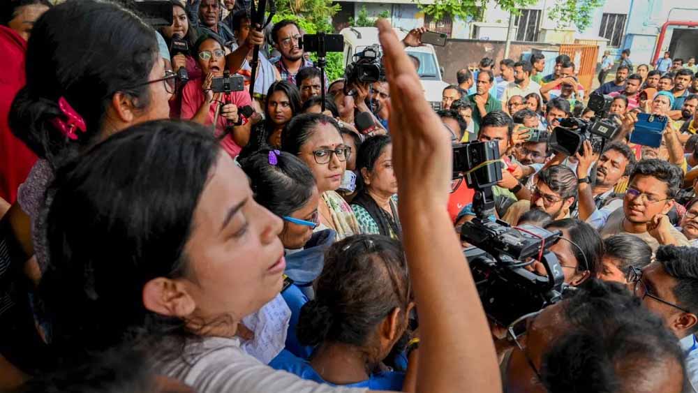 कोलकाता में महिला डॉक्टर की हत्या मामले में राष्ट्रीय महिला आयोग ने लगाया आरोप, तुरंत शुरू हो गया रेनोवेशन