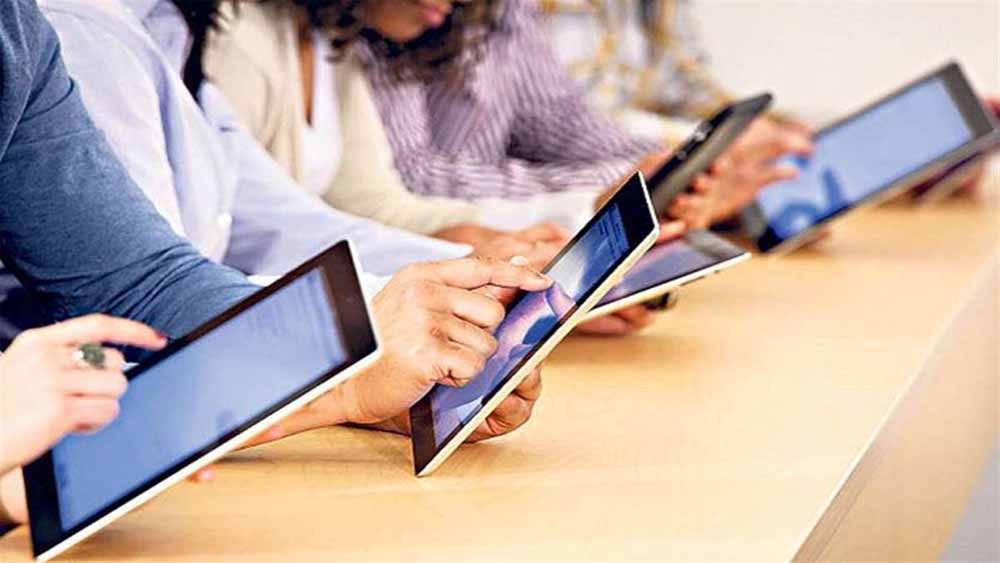 प्रदेश के सरकारी स्कूलों में स्मार्ट कक्षाओं के साथ-साथ शिक्षकों को भी तकनीक से लैस किया जा रहा, टैबलेट से पढ़ाएंगे शिक्षक