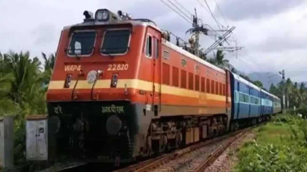त्योहारों के दौरान यात्रियों की भीड़ को देखते हुए रेलवे ने पटना, दानापुर से आनंद विहार और थावे तक स्पेशल ट्रेनें चलाने का निर्णय लिया