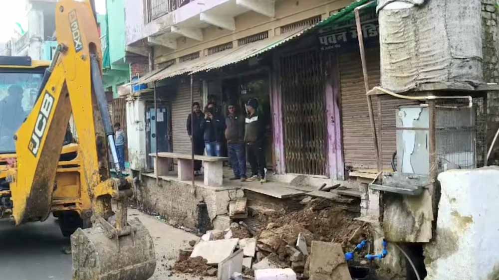श्योपुर जिले के विजयपुर नगर में टू लाइन सड़क निर्माण के बीच आ रहे अतिक्रमण पर प्रशासन ने जेसीबी चलवा दी