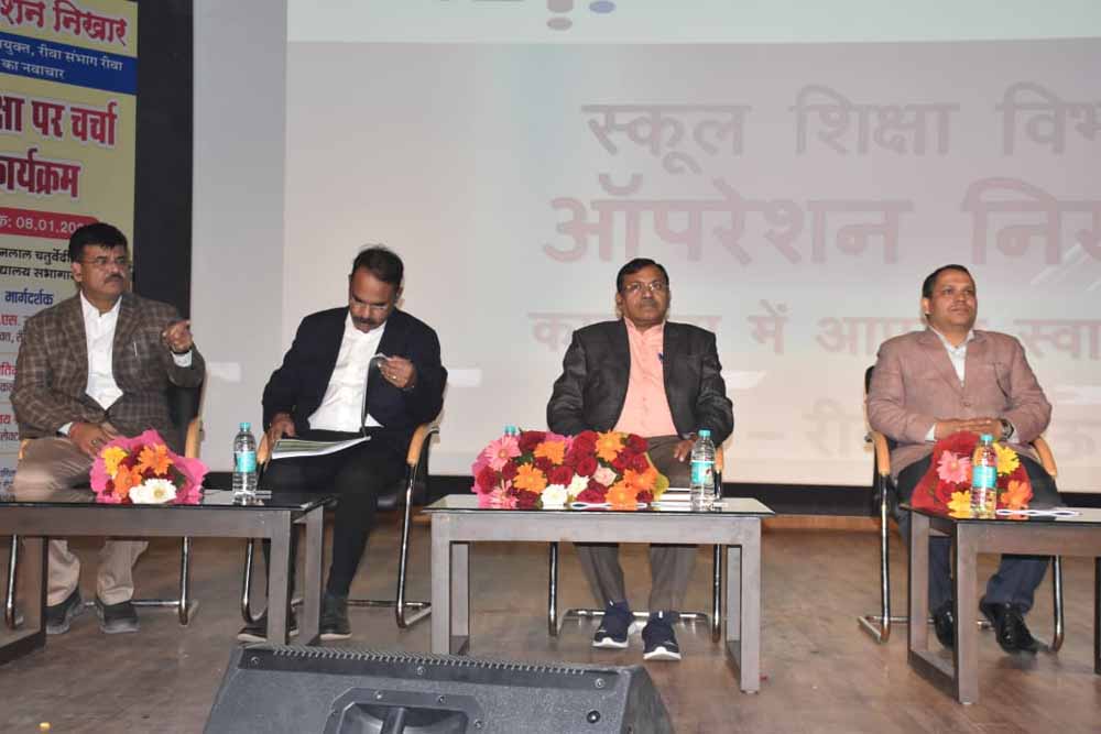 परीक्षा परिणाम शत-प्रतिशत करने का लक्ष्य बनाकर विद्यार्थियों की तैयारी कराएं: कमिश्नर