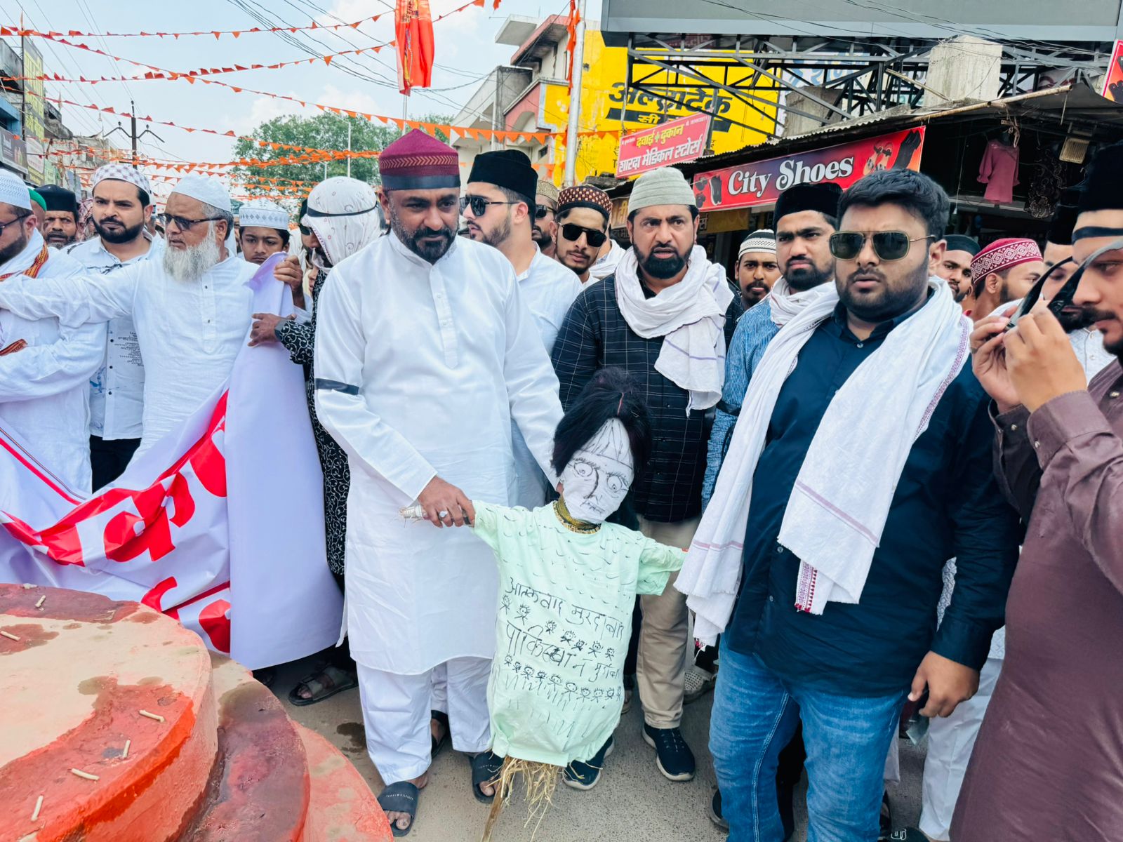 गरियाबंद में मुस्लिम समाज का आतंकवाद के खिलाफ एकजुट प्रदर्शन: अमन का पैग़ाम, देशभक्ति का इज़हार