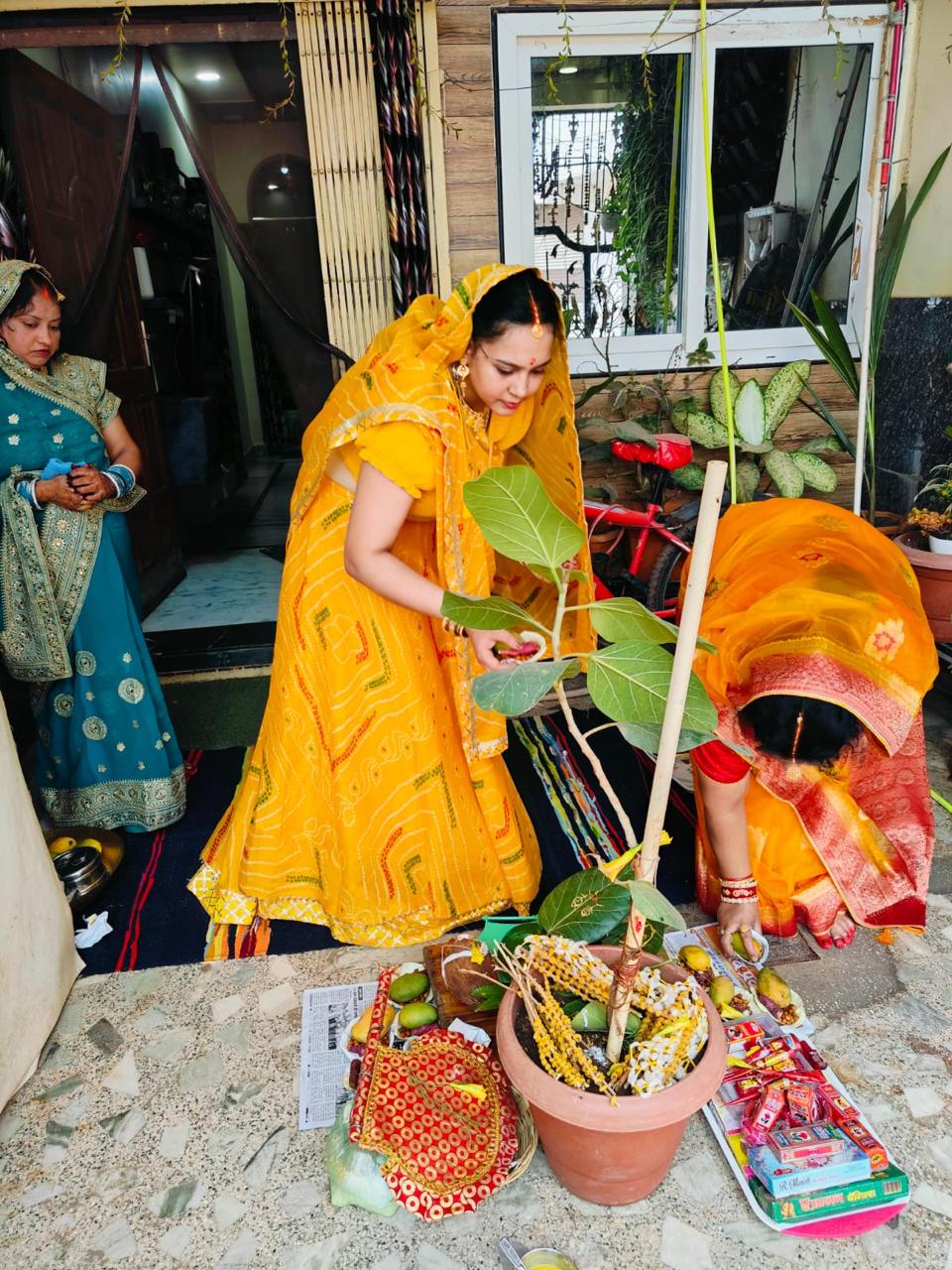 वट सावित्री व्रत 2025: बरगद की पूजा, 108 परिक्रमा और सावित्री-सत्यवान कथा से जुड़ी परंपरा व महत्त्व