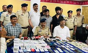 रायपुर में मोबाइल शोरूम में लाखों की चोरी, पुलिस