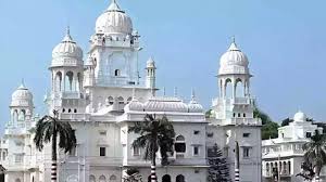 KGMU लखनऊ से डॉक्टरों का पलायन बढ़ रहा है। वेतन, संसाधनों और काम के बोझ से परेशान डॉक्टर निजी और विदेशी संस्थानों की ओर रुख कर रहे हैं।