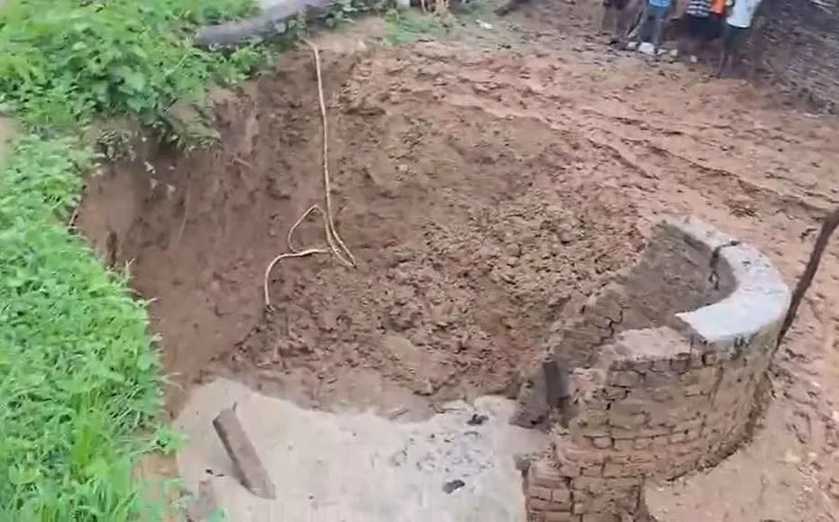 भारी बारिश में धंसा कुआं, एक परिवार की तीन