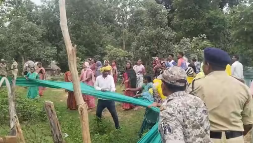 बस्तर में शव दफनाने पर विवाद, गांव में तनाव