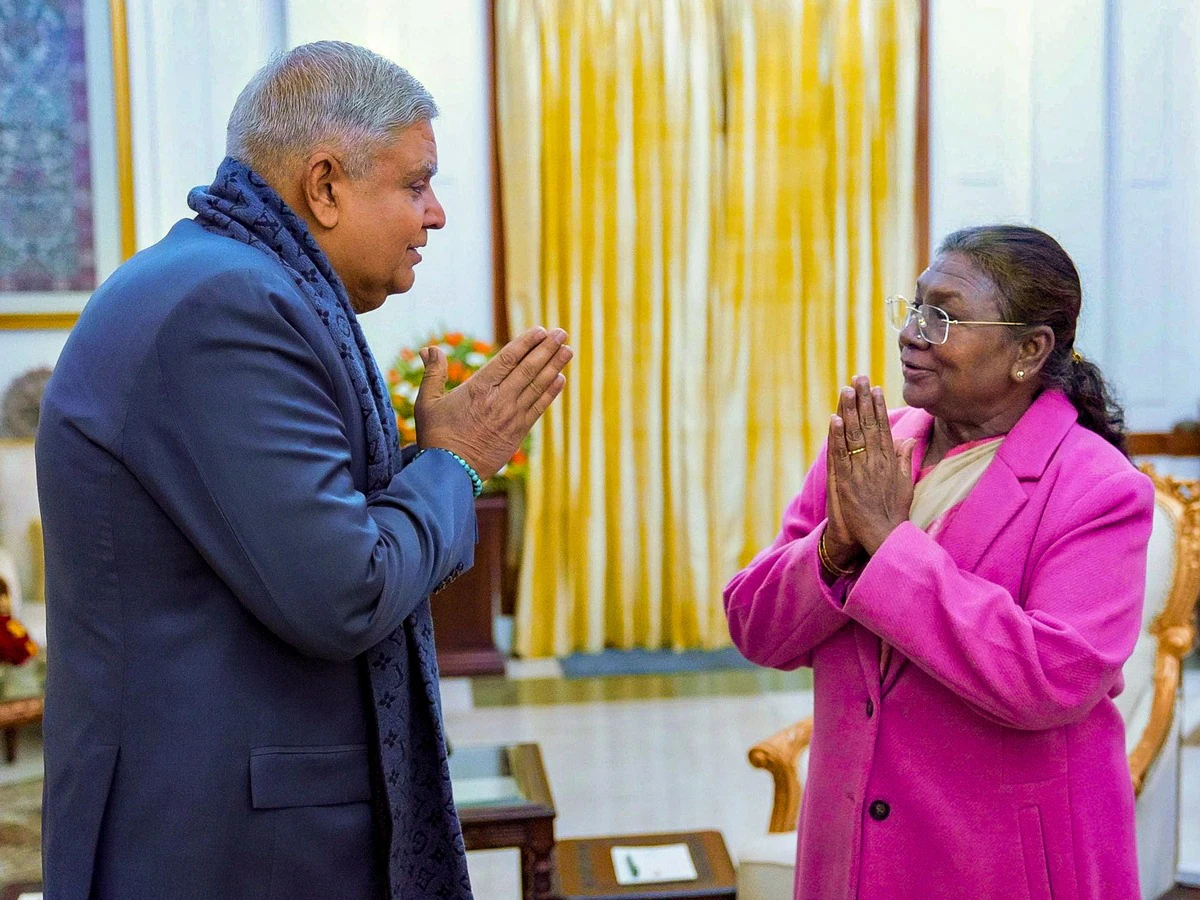 अचानक की गई राष्ट्रपति भवन में मुलाक़ात — धनखड़ ने इस्तीफ़ा क्यों दिया?