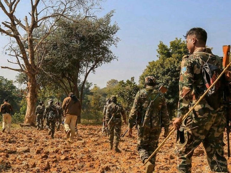 छत्तीसगढ़ में पुलिस-नक्सली मुठभेड़, दो जवान घायल