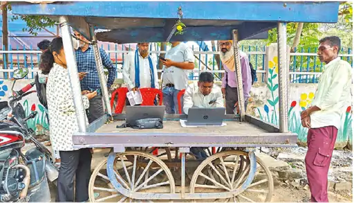 हाईटेक नंबर प्लेट बुकिंग में अव्यवस्था, ठेले पर लैपटॉप