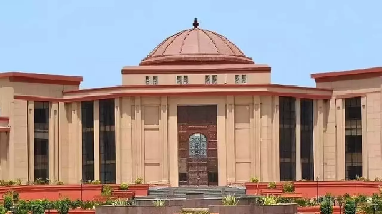 हाईकोर्ट की फटकार, कहा – कोई समाज संविधान से